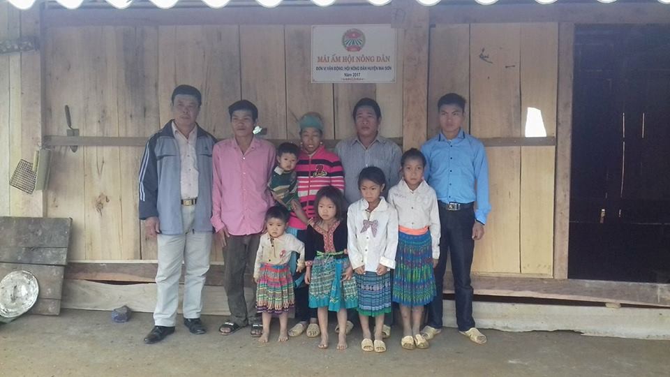 Hội Nông dân huyện Mai Sơn trao mái ấm nông dân