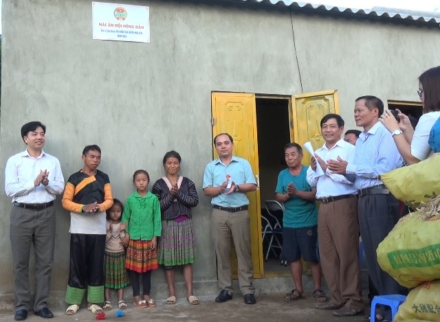 Hội Nông dân huyện Mai Sơn trao nhà "Mái ấm nông dân" cho hội viên nông dân nghèo