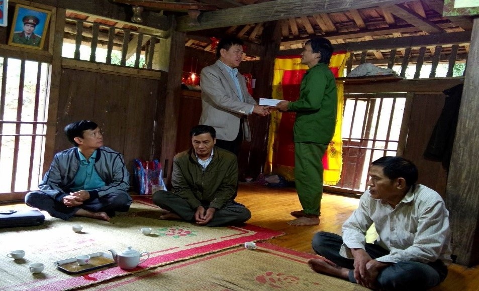 Thăm hỏi tặng quà gia đình hội viên bị thiệt hại do lũ quét  tại huyện Phù Yên